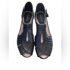 NIB~ Earth Primrose T Strap Wedge
Womens Red Nubuck Strap Wedges
Heels Shoes 7m